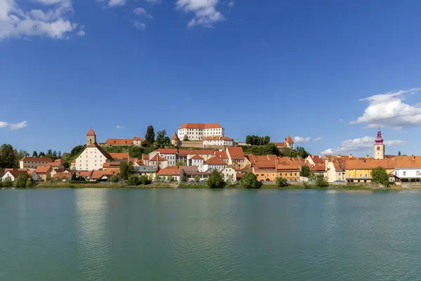 Drava Nehri 'ndeki eski Ptuj kasabasının güzel manzarası. Slovenya 'nın ünlü seyahat noktası.