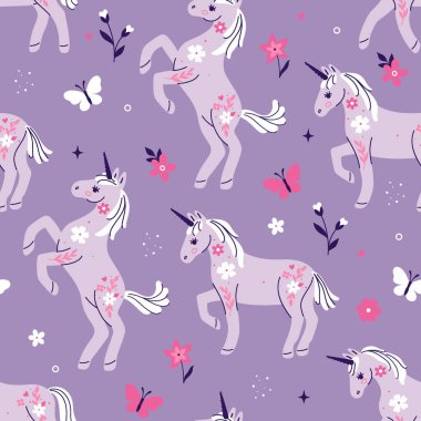 Tek boynuzlu atlar, çiçekler ve mor renkli kelebekler. Vektör resmi.