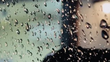 Gece yağmur damlaları cam camlara düşer, akşam bokeh. Yüksek kalite 4k görüntü