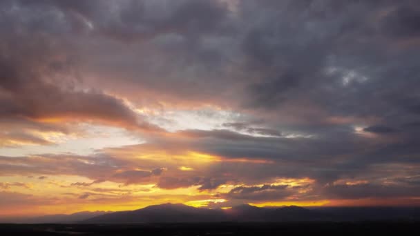 Zonsondergang Hemel Met Gouden Stralen Van Zon Tegen Achtergrond Van — Stockvideo