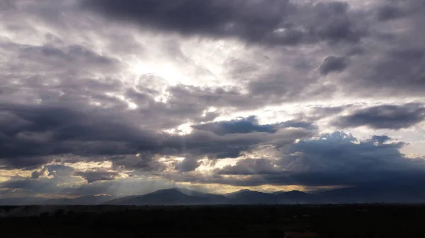Проміжок Часу Прекрасного Неба Хмарами Сонячним Світлом Під Час Заходу — стокове фото