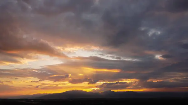 Захід Сонця Небо Золотими Променями Сонця Тлі Силуетів Гірських Пейзажів — стокове фото