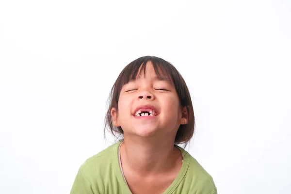 Portrét Asijské Dívky Zlomenými Horními Zuby Prvními Trvalými Zuby Přátelské — Stock fotografie