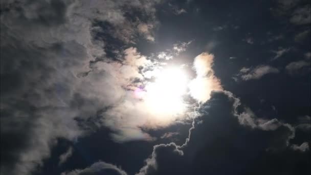 Bir Yaz Gününde Bulutlu Güneşli Güzel Gökyüzü Manzarası Mavi Gökyüzünün — Stok video