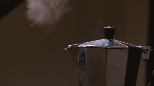 Warme Koffie Kookt Stoom Komt Uit Een Moka Pot Close — Stockvideo