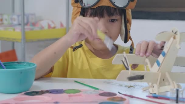 Retrato Uma Menina Asiática Feliz Com Uma Pintura Escova Avião — Vídeo de Stock
