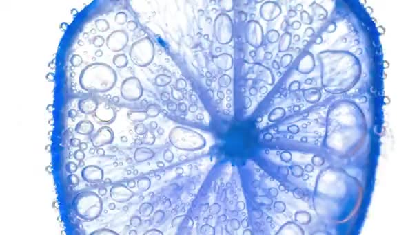 Соковиті Скибочки Лайма Бульбашками Під Водою Ізольовані Білому Тлі Сині — стокове відео