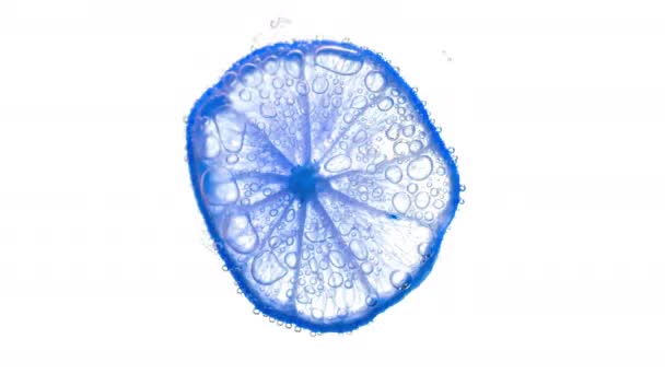 Saftiga Lime Skivor Med Färg Förändrande Effekt Och Bubblor Vatten — Stockvideo