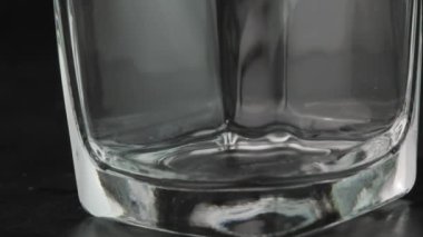Buz küplerinin boş bardağa düşüşünü yakından çek.