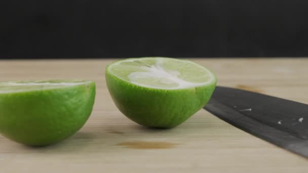 Männliche Hand Halbiert Zitrone Mit Messer Auf Holzschneidebrett Der Küche — Stockvideo