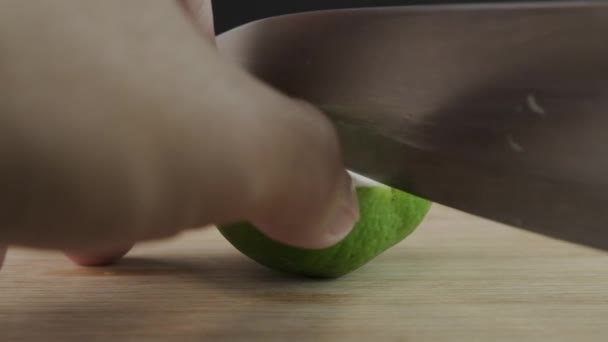 男性手切柠檬 在厨房的木板上有一把小刀 切碎新鲜石灰水果 小刀关闭 — 图库视频影像