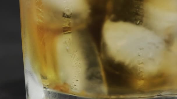 Trago Whisky Vaso Con Hielo Cerca Concepto Bebida Alcohólica Enfoque — Vídeos de Stock