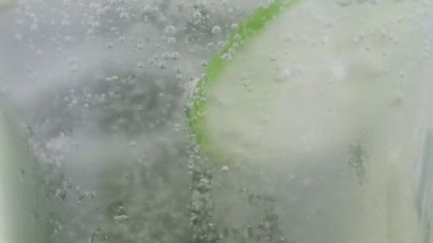 과차가운 칵테일을 클로즈업합니다 음료용 석회와 유리에 얼음을 디톡스 갈증에 — 비디오