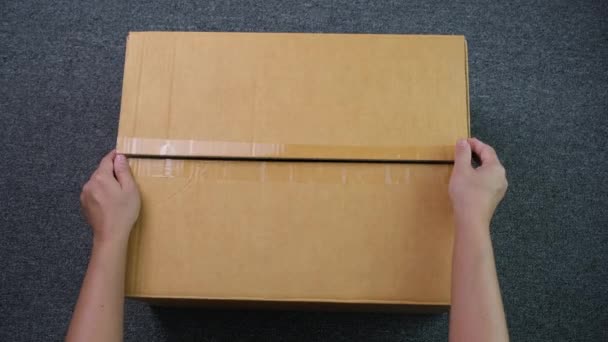 Close Mãos Abrindo Uma Caixa Papelão Com Produto Mão Cliente — Vídeo de Stock