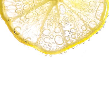 Suyun altında baloncuklu sulu limon dilimleri beyaz arka planda izole edilmiş. Sarı limon dilimleri desenli arkaplan.