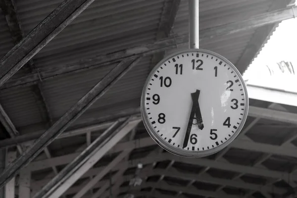 Bir Tren Istasyonunun Çatısında Asılı Beyaz Bir Klasik Yuvarlak Saat — Stok fotoğraf