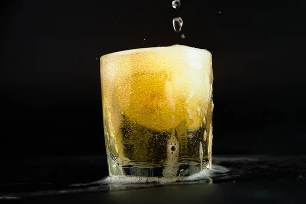 Tiros Tequila Mexicana Dourada Com Limão Sal Sobre Fundo Preto — Fotografia de Stock