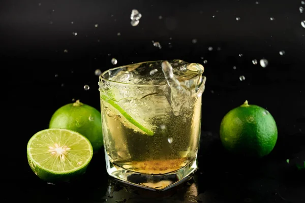 Tiro Tequila Mexicano Dorado Con Lima Sal Sobre Fondo Negro — Foto de Stock