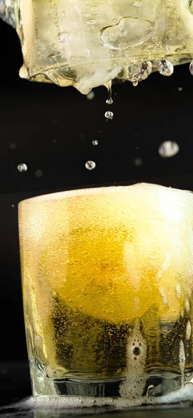 Tiros Tequila Mexicana Dourada Com Limão Sal Sobre Fundo Preto — Fotografia de Stock