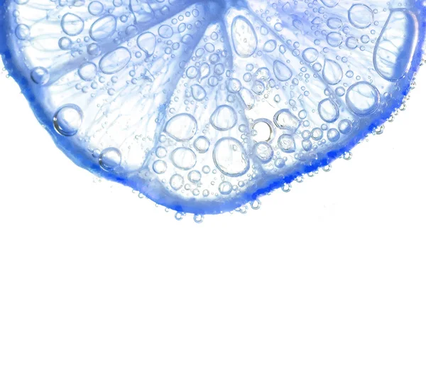 Saftiga Lime Skivor Med Bubblor Vatten Isolerad Vit Bakgrund Blå — Stockfoto