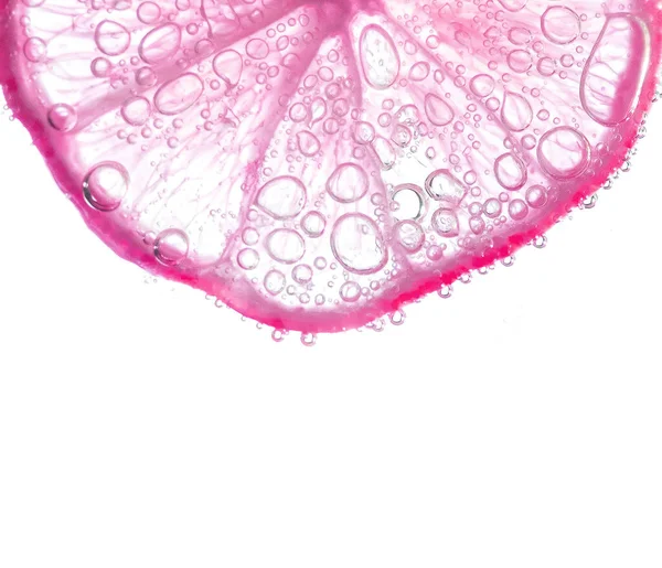 Sappige Limoenschijfjes Met Bubbels Onder Water Geïsoleerd Witte Achtergrond Roze — Stockfoto