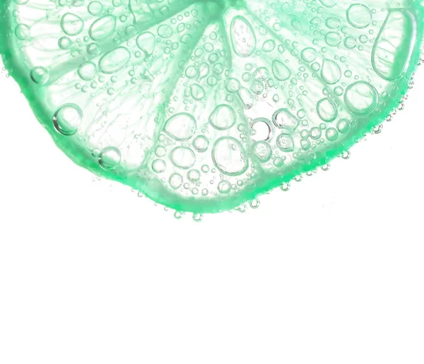 Сочный Лайм Ломтики Пузырьками Водой Изолированы Белом Фоне Зеленый Лимон — стоковое фото