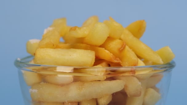 Στιγμιότυπο Από Την Προσθήκη Αλατιού Τηγανητές Πατάτες Γυάλινο Μπολ Μπλε — Αρχείο Βίντεο
