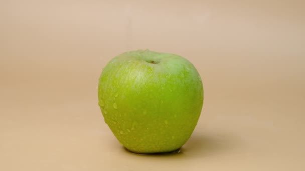 Plan Ralenti Des Éclaboussures Eau Sur Pomme Verte Fraîche Sur — Video