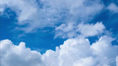 Bir yaz gününde bulutlu ve güneşli güzel gökyüzü manzarası. Mavi gökyüzünün üzerinde, güneş ışıldarken zaman su gibi akıp geçiyor. Gökyüzü doğa arkaplanı.