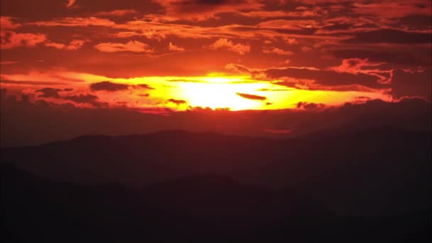 山の上に美しい夕日の風景の時間経過 太陽の最後の光線と美しい熱帯の谷のシルエットの空中ビュー 劇的な日没の風景 — ストック動画