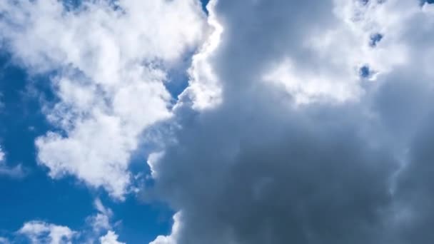 Bir Yaz Gününde Bulutlu Güneşli Güzel Gökyüzü Manzarası Mavi Gökyüzünün — Stok video