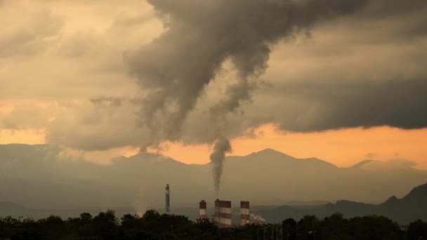 煤电厂的时差和夕阳西下从堆栈里喷出的蒸汽 夜间火力发电厂的空中景观 工业景观 — 图库视频影像
