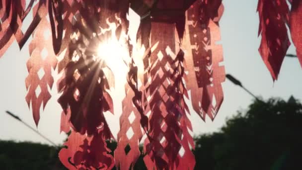 泰国北部的纸灯笼风格和阳光 在泰国北部 色彩艳丽的兰娜纸制灯笼被用来装饰洛伊克拉通节庆和新年 — 图库视频影像