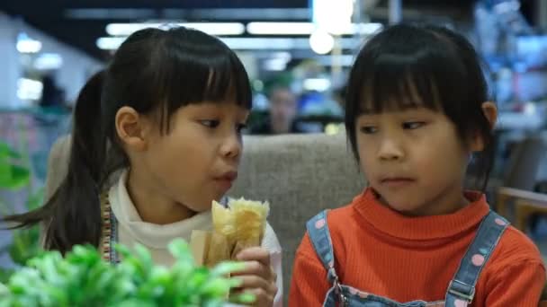 Two Cute Little Girls Having Breakfast Restaurant Happy Sisters Sitting — Vídeo de stock