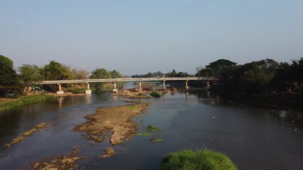 改修と川の橋の道路上の修理作業の空中ビュー — ストック動画