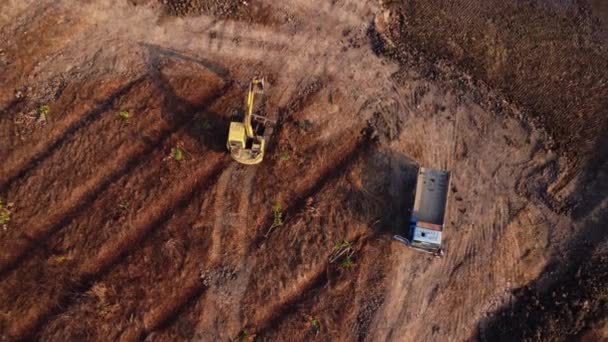Aerial View Wheel Loader Excavator Backhoe Loading Sand Heavy Earthmover — Vídeos de Stock