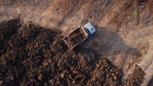 Nşaat Alanındaki Ağır Bir Toprak Taşıyıcıya Kum Yükleyen Bir Kepçeli — Stok video
