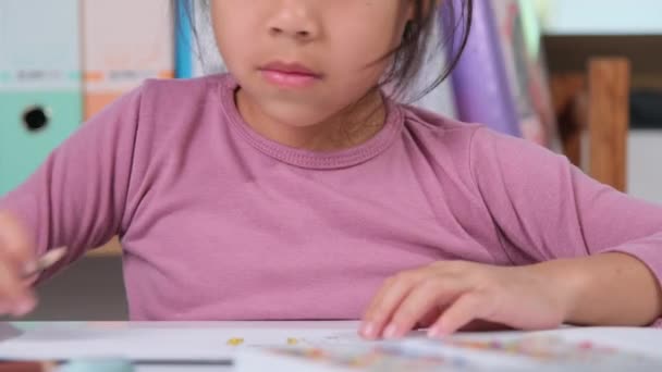 Szczęśliwa Dziewczynka Rysująca Kredką Papierze Siedząca Przy Stole Domu Kreatywność — Wideo stockowe