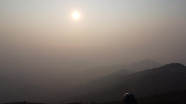 在日出和雾蒙蒙的山地背景下 空中俯瞰一辆摩托车的轮廓 旅游摩托车 度假积极的生活方式 — 图库视频影像