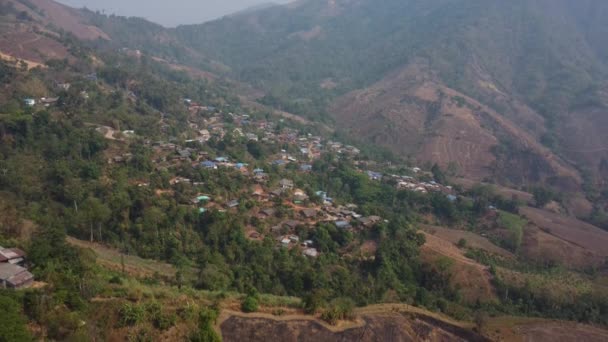 Vista Aérea Drone Uma Pequena Aldeia Nas Montanhas Hill Tribe — Vídeo de Stock