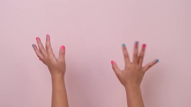Close Mão Criança Levantada Mostrando Esmalte Unhas Acenando Fundo Rosa — Vídeo de Stock