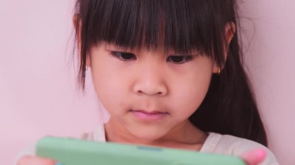 Słodka Dziewczynka Słuchawkach Słucha Muzyki Bezprzewodowy Zestaw Słuchawkowy Akcesoria Dziecko — Wideo stockowe
