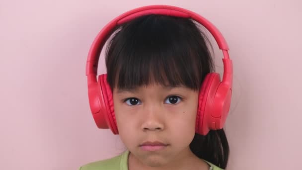 Słodka Dziewczynka Słuchawkach Słucha Muzyki Bezprzewodowy Zestaw Słuchawkowy Akcesoria Dziecko — Wideo stockowe