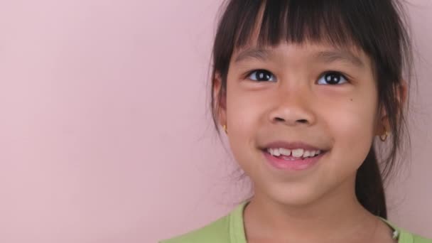 Retrato Menina Sorridente Feliz Isolado Fundo Rosa Estúdio Menina Engraçada — Vídeo de Stock