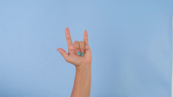 Kobieta Ręka Pokazuje Love You Znak Izolowany Pastelowym Tle Niebieskim — Wideo stockowe