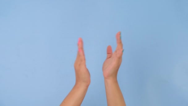 在演播室里 女性的手拍手 祝贺和欢呼孤立在淡蓝色背景下的手势 成套的手势动作和肢体语言 — 图库视频影像