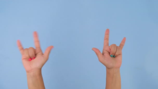 Kobieta Ręka Pokazuje Love You Znak Izolowany Pastelowym Tle Niebieskim — Wideo stockowe