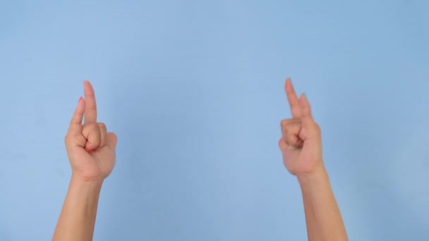 Vrouwelijke Hand Gebaren Hoorns Rock Roll Gebaar Teken Pastelblauwe Achtergrond — Stockvideo