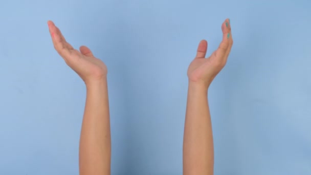 在演播室里 女性的手拍手 用食指指尖着淡蓝色的背景 成套的手势动作和肢体语言 — 图库视频影像