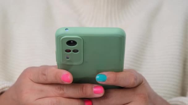 Akıllı Telefon Tutan Kadın Ellerinin Yakın Çekimi Beyaz Kazaklı Rahat — Stok video